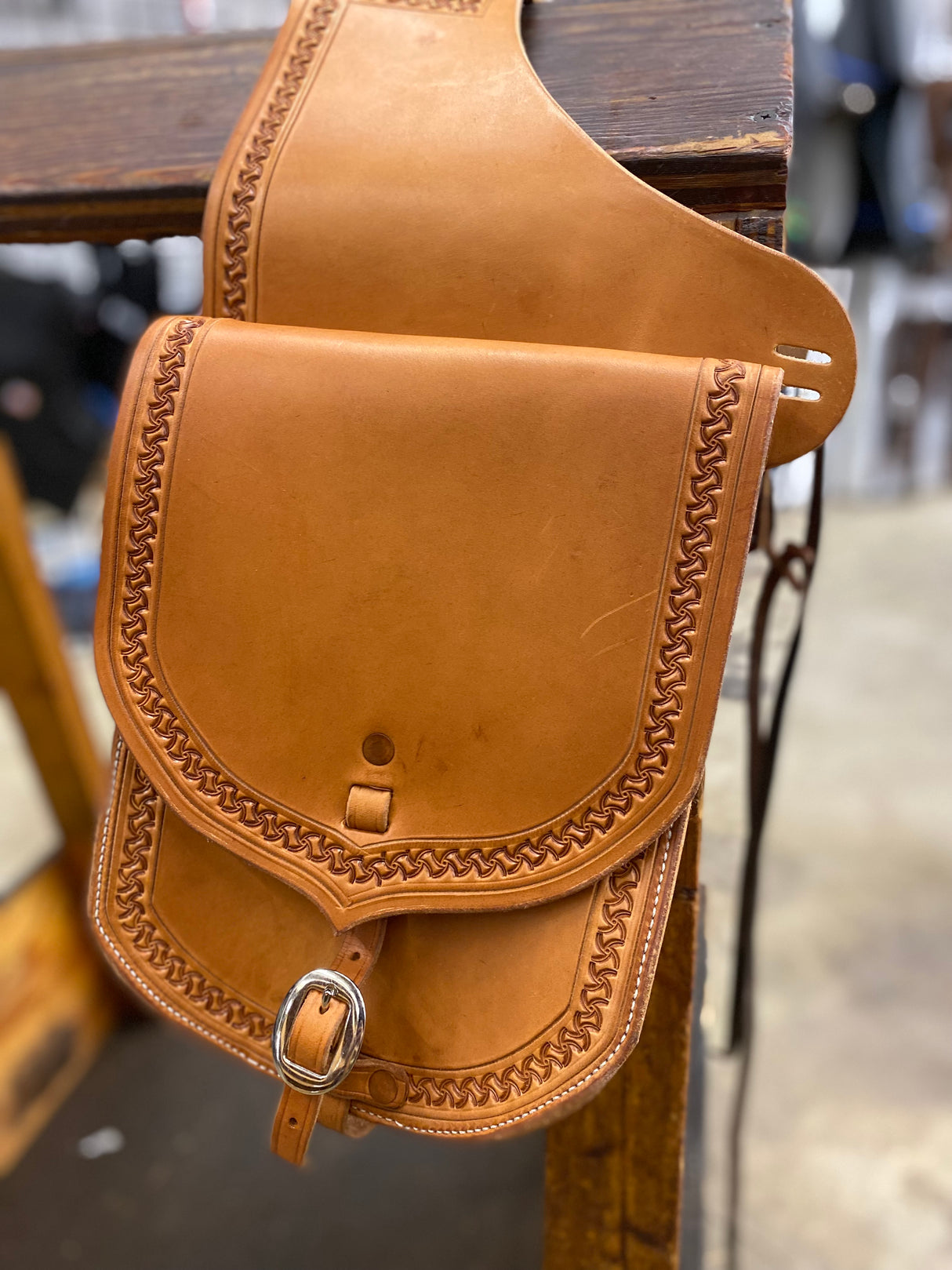 Bolsa de sillín con borde de pierna loca natural de 9"