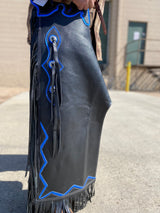 Chaparrera de rodeo personalizada con acabado metálico