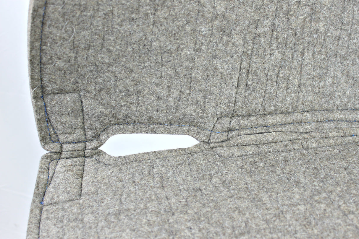 100% lana prensada gris chocolate con costuras azules